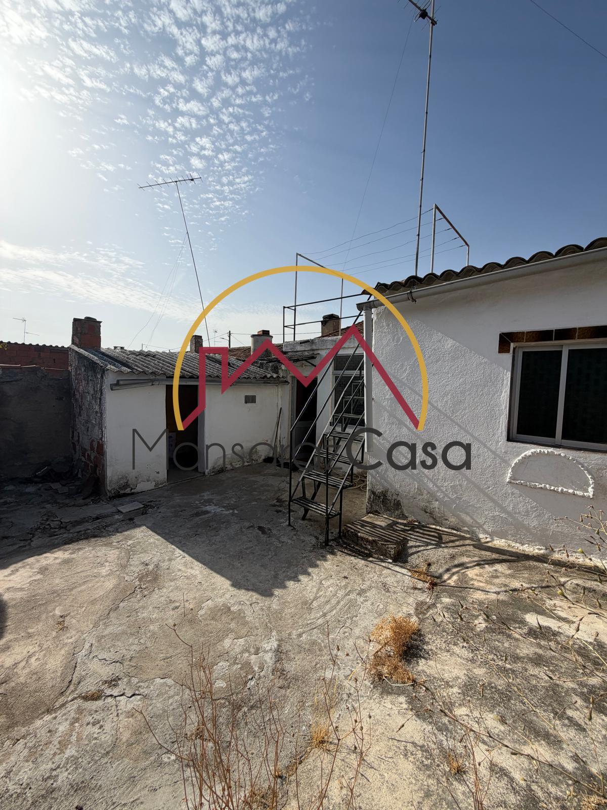 Moradia Térrea com Quintal e Garagem em Campinho